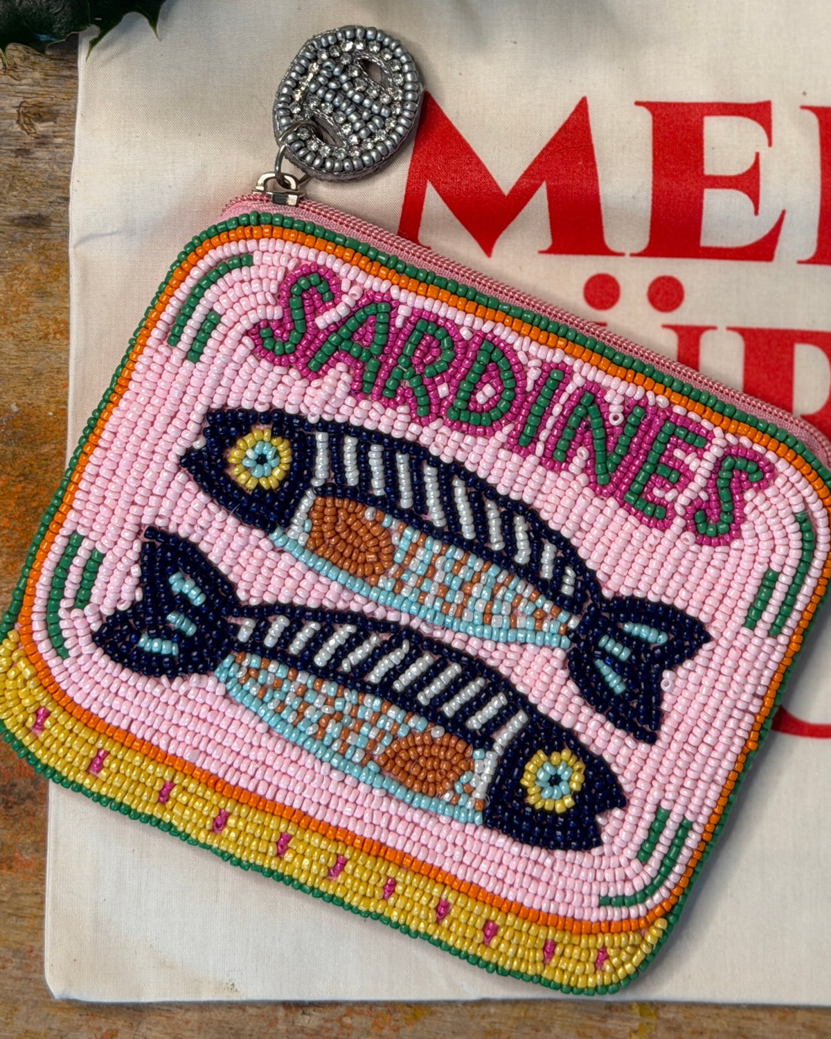Perlenbesticktes Münztäschchen mit Sardinen