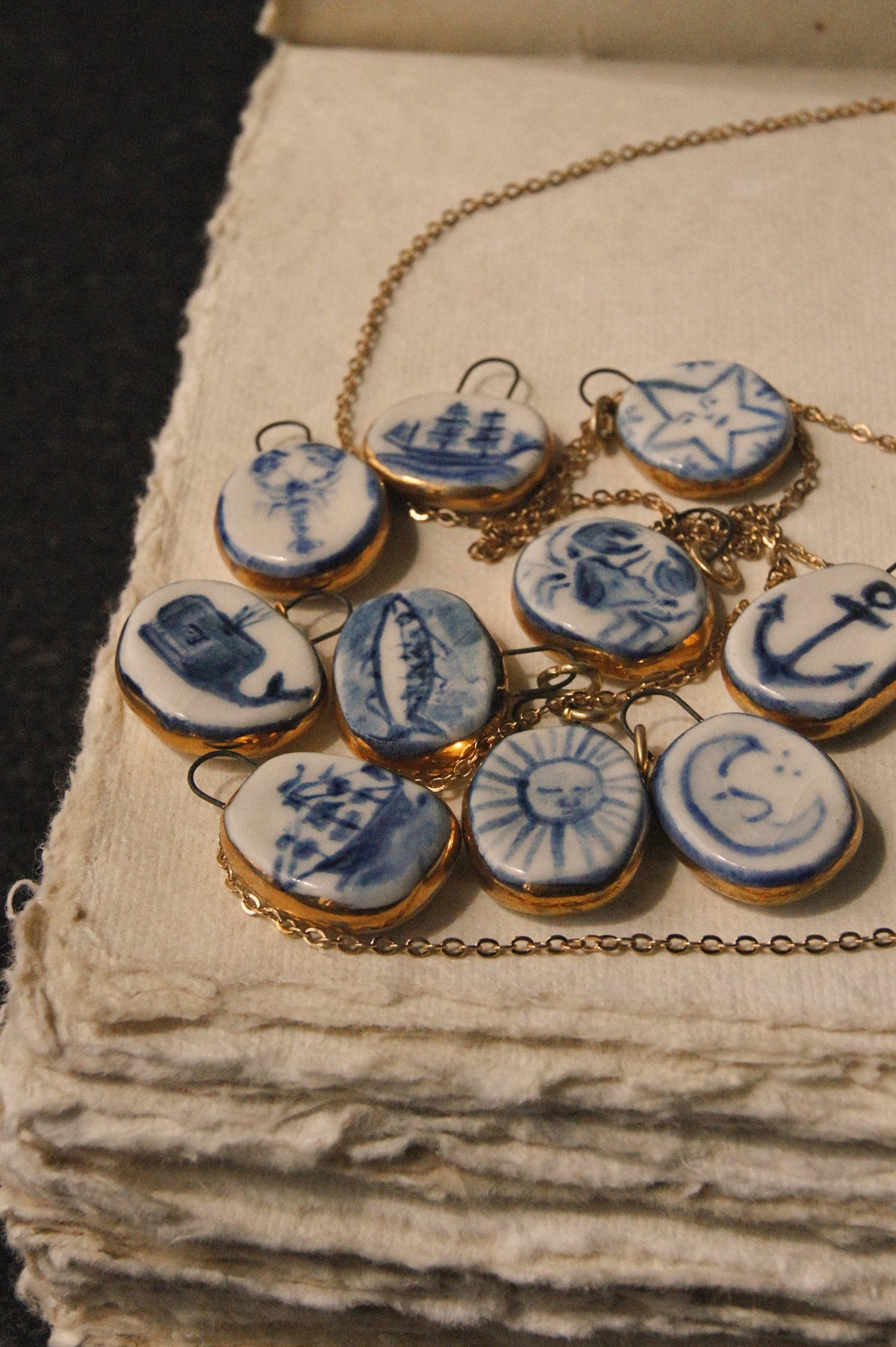 Der Wal — Halskette mit Porzellananhänger