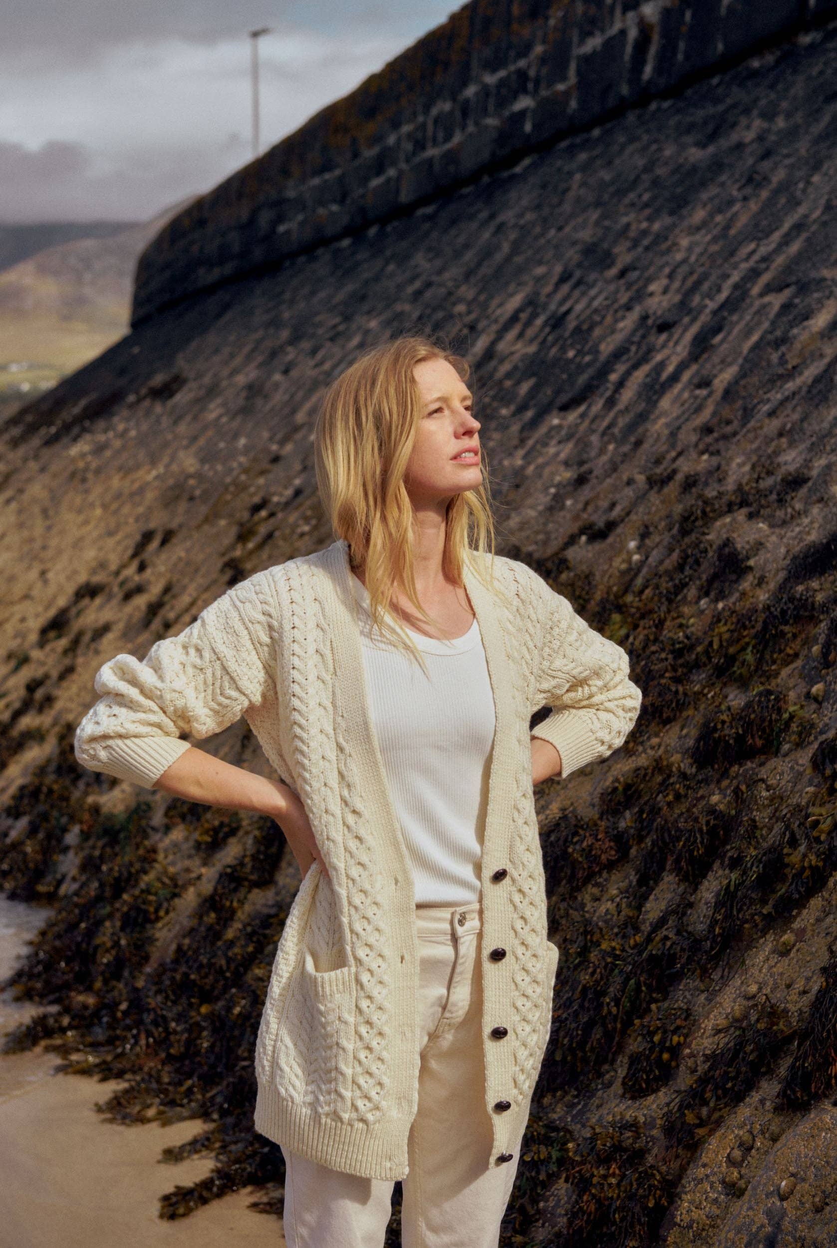 lange Aran Strickjacke im lässigen Boyfriend-Stil, offen getragen
