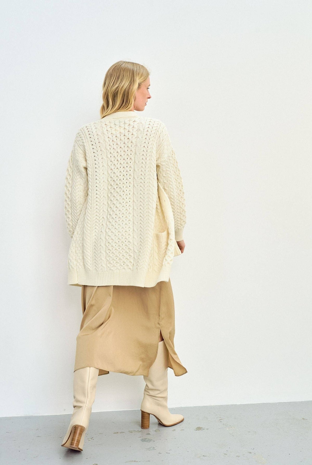 Rückansicht der langen Aran Strickjacke mit klassischem Strickmuster