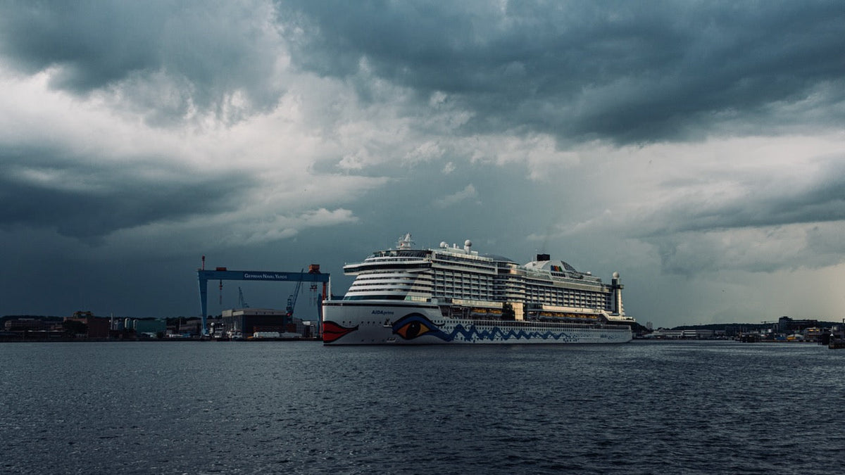 AIDAprima unter bedrohlichem Himmel