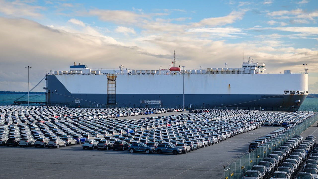 Autotransporter mit 3000 Fahrzeugen brennt vor Alaska