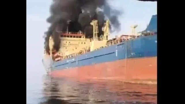 Brennender Öltanker