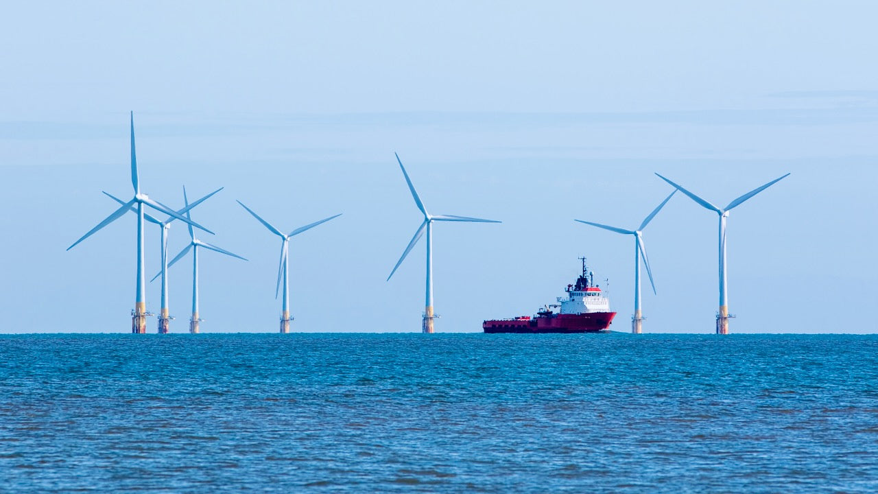 Versorgungsschiff vor Windpark (Symbolfoto)