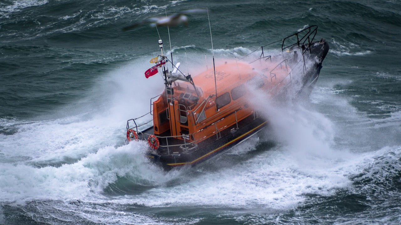 RNLI rettet Segler nach zehnstündigem Kampf im Sturm