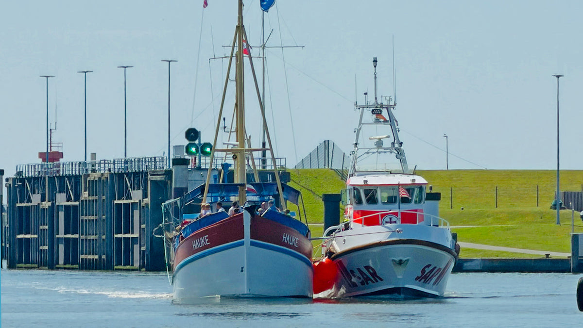 Seenotretter helfen Ausflugskiutter Büsum
