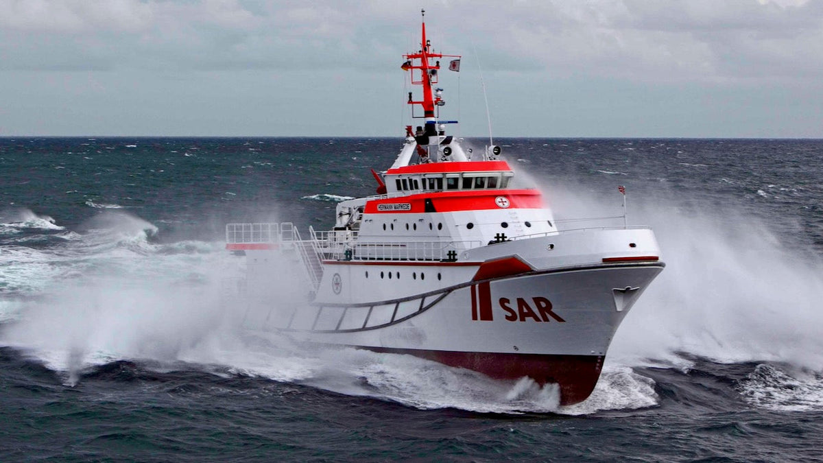 Kutter droht zu sinken: DGzRS rettet Fischer auf Nordsee