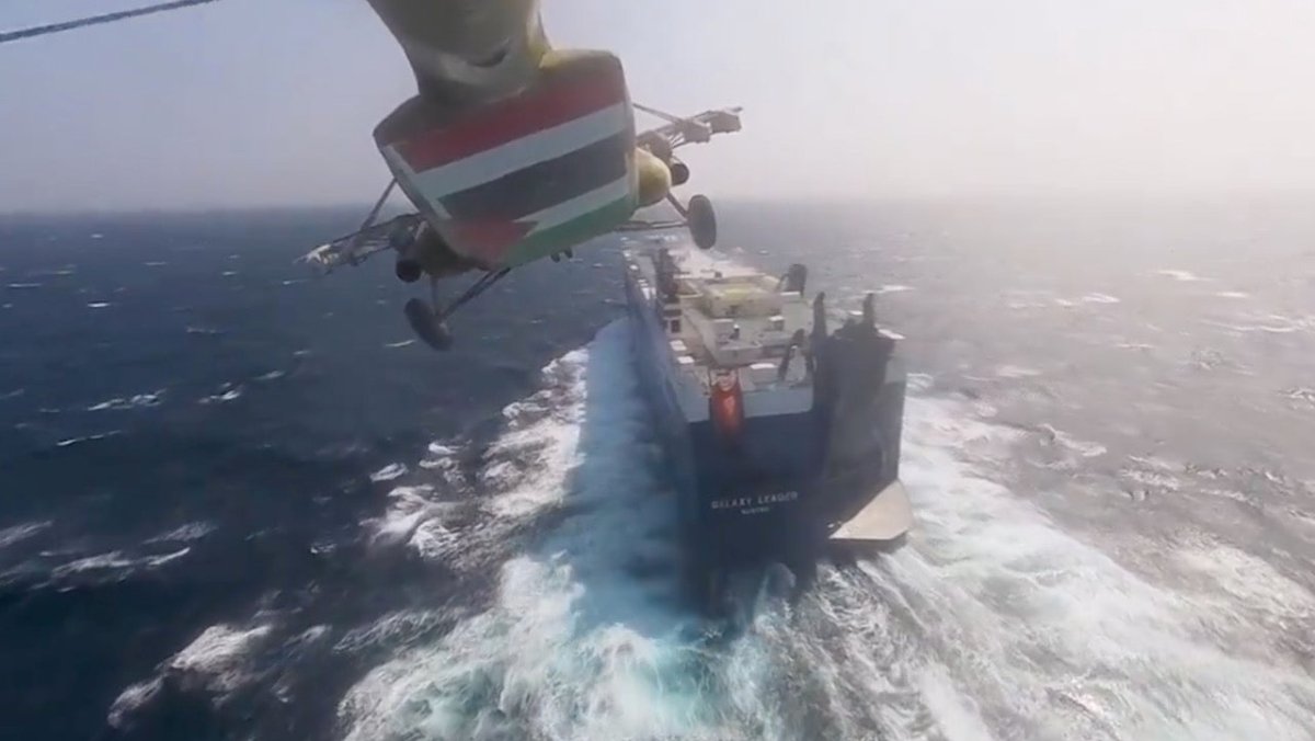 Autofrachter Galaxy Leader im Roten Meer mit Helikopter geentert - Ankerherz Verlag