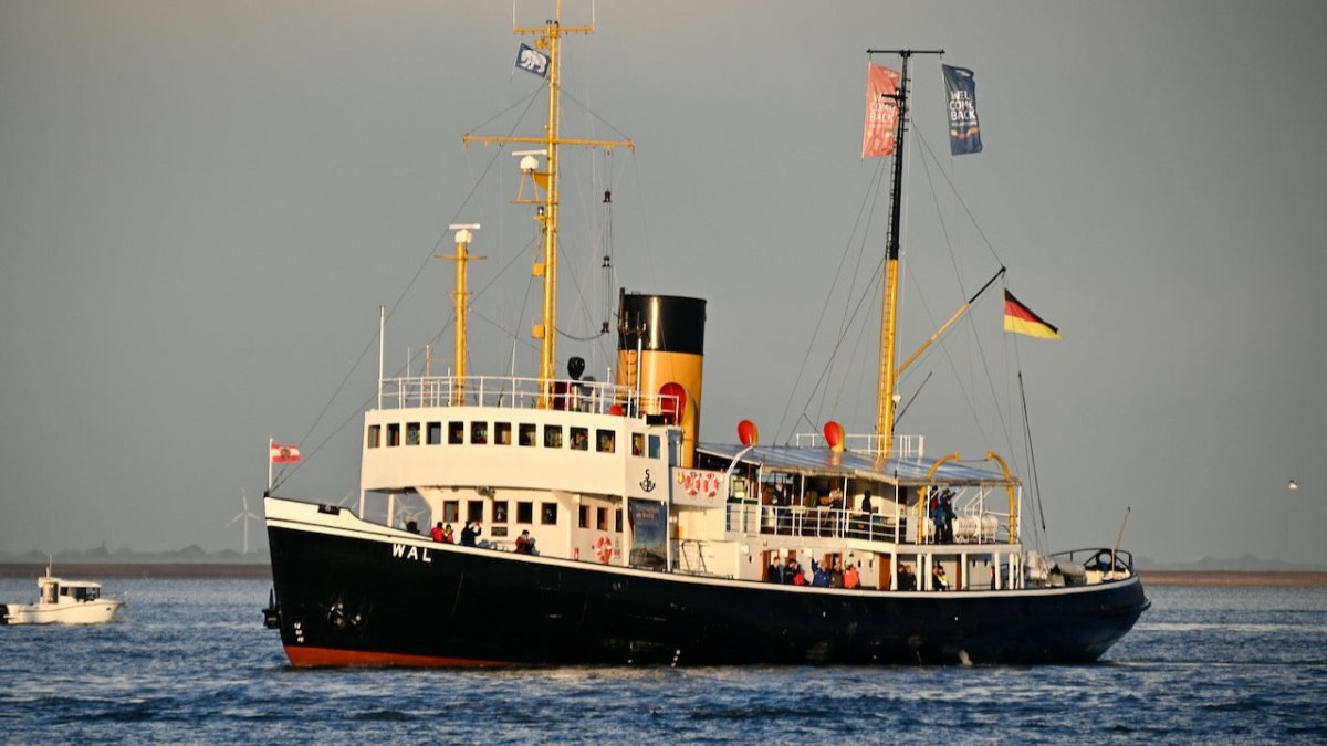 Dampfeisbrecher Wal ist zurück am Liegeplatz in Bremerhaven - Ankerherz Verlag