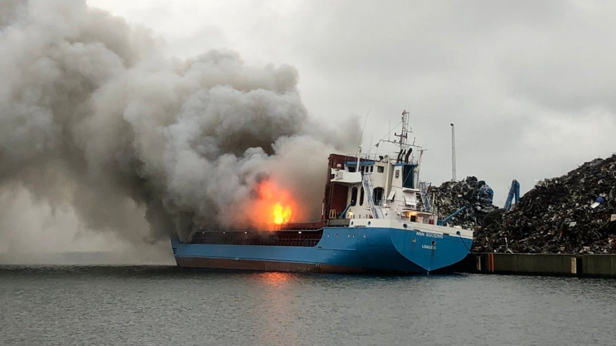 Dänisches Frachtschiff brennt im Hafen von Kopenhagen - Ankerherz Verlag