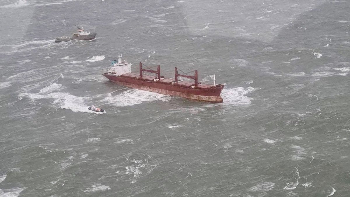 Drama im Sturm: Bulkcarrier treibt auf niederländische Küste zu - Ankerherz Verlag
