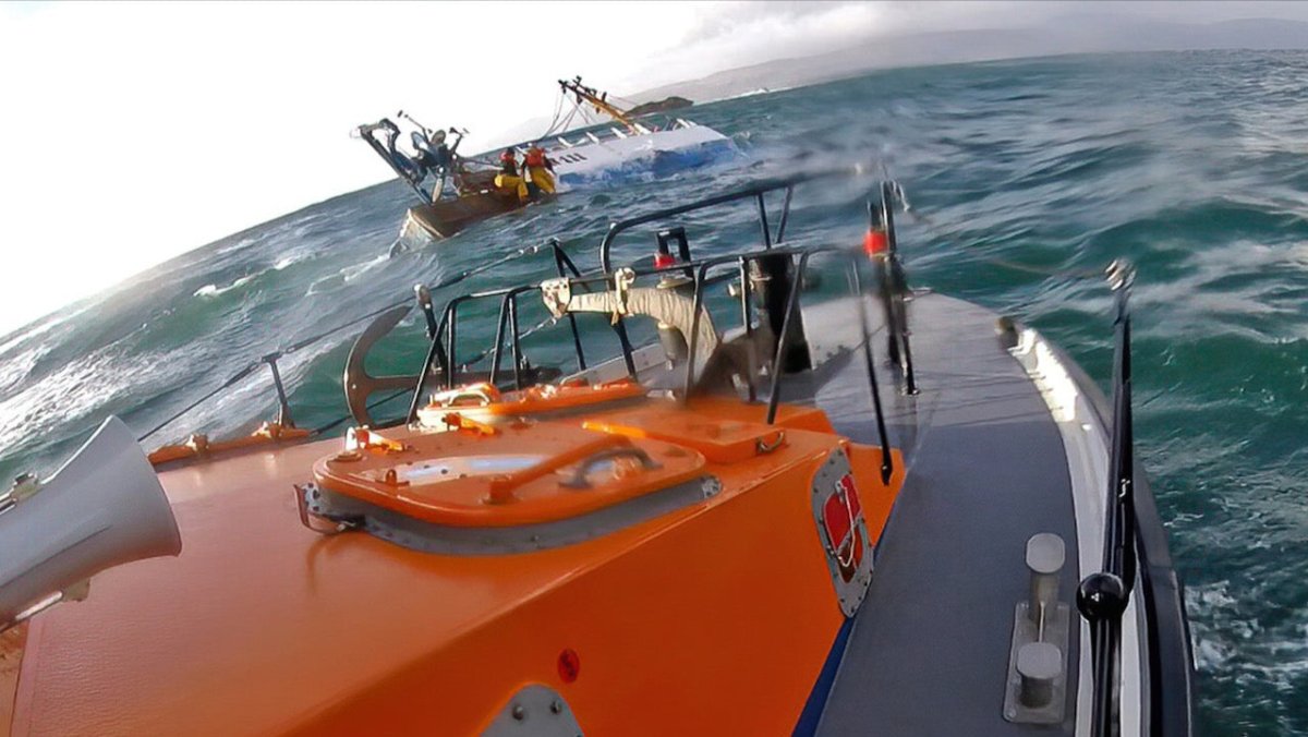 Drama vor Schottland: Vier Fischer von sinkendem Trawler gerettet - Ankerherz Verlag