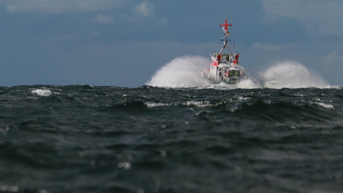 Einsatz vor Fehmarn: DGzRS hilft schwer verletztem Seemann - Ankerherz Verlag