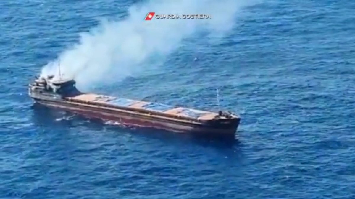 Feuer auf Seelenverkäufer: 12 Seeleute im Mittelmeer gerettet - Ankerherz Verlag