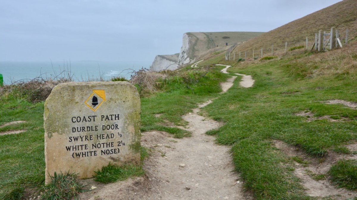 Frau stürzt an Klippen von Durdle Door 50 Meter in den Tod - Ankerherz Verlag