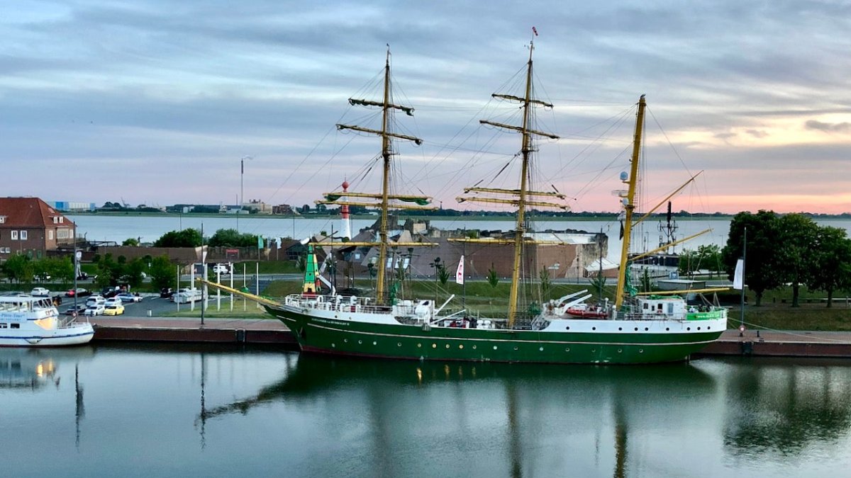 Großsegler Alexander von Humboldt 2 knallt gegen Schwimmkran - Ankerherz Verlag