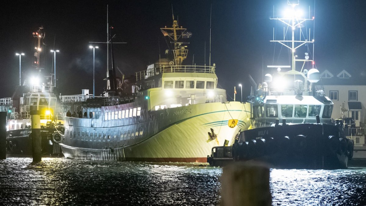 Helgolandfähre nach Havarie zurück im Hafen von Büsum - Ankerherz Verlag