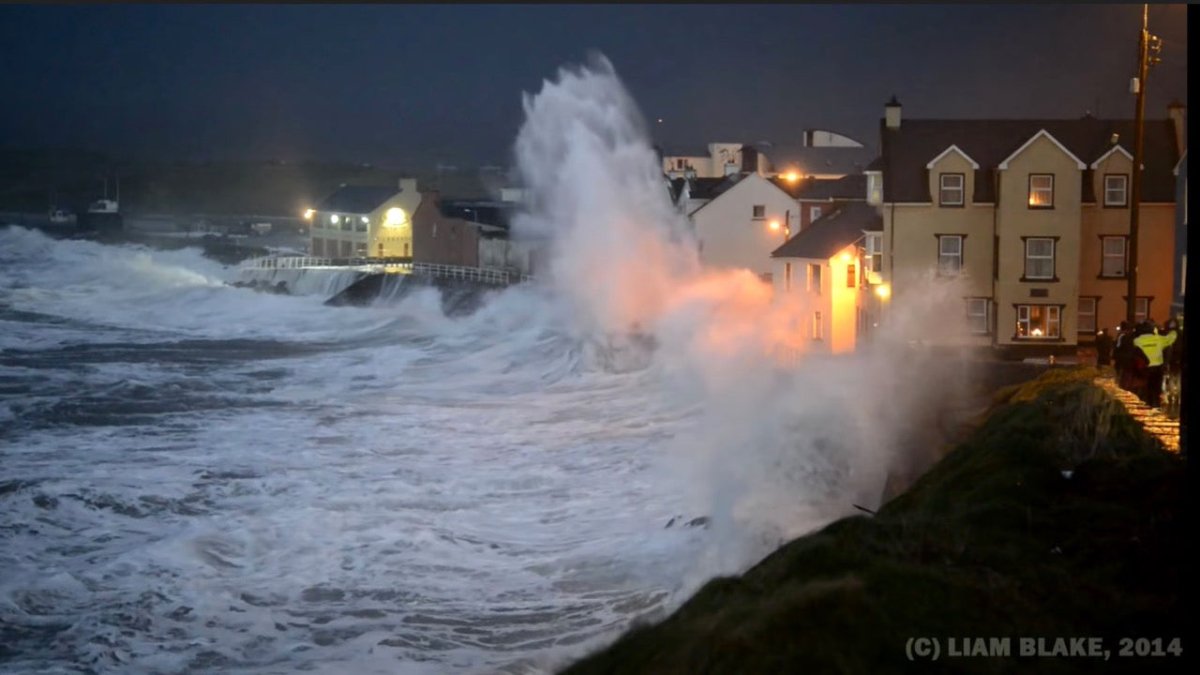 Irland: Sturm und enorme Wellen im Dorf Lahinch - Ankerherz Verlag