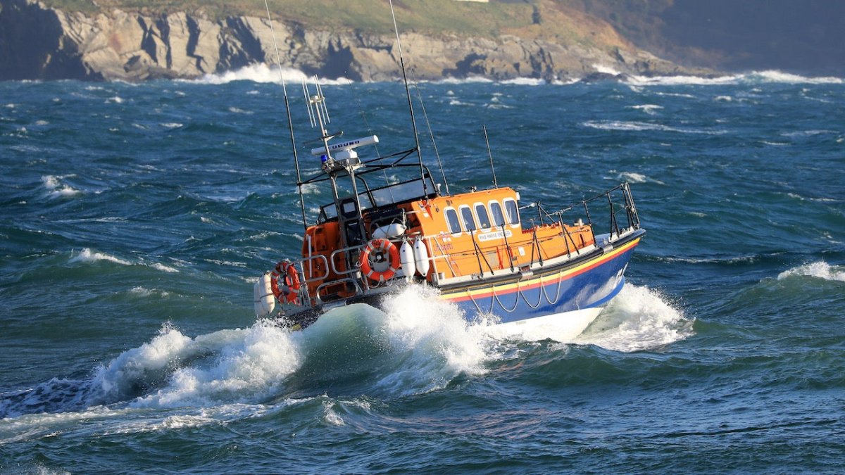 Isle of Man: Seenotretter holen Fischer von sinkendem Schiff - Ankerherz Verlag
