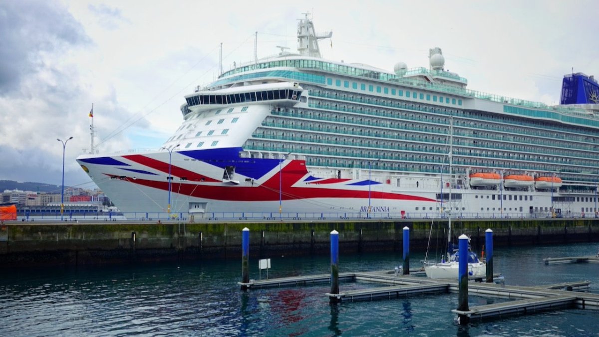 Kreuzfahrtriese Britannia treibt im Sturm und kollidiert mit Tanker - Ankerherz Verlag