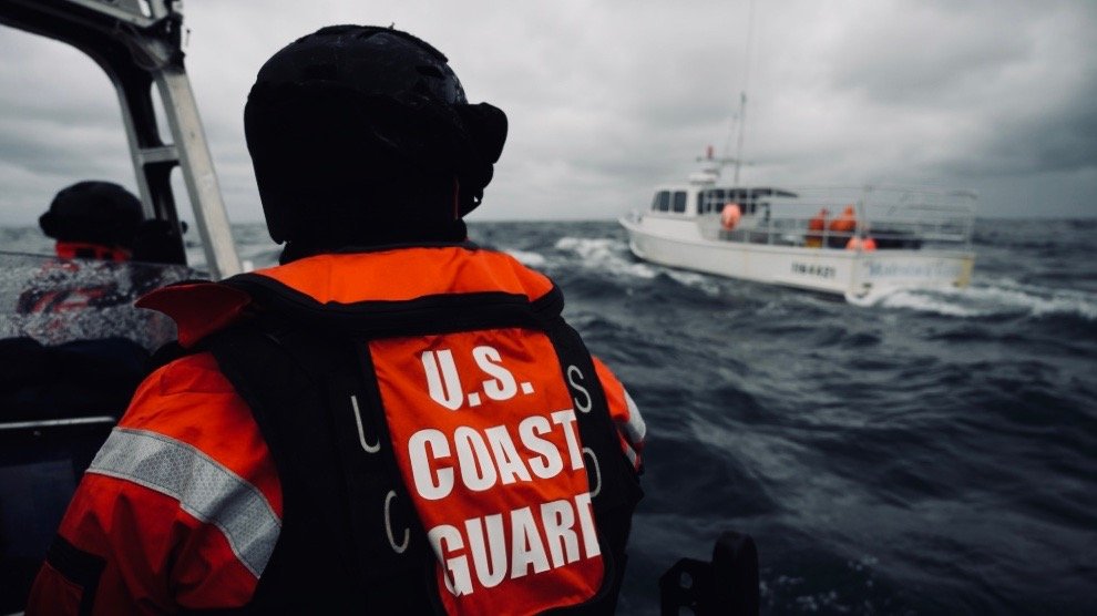 Nova Scotia: Trawler meldet Feuer in acht Meter hohen Wellen - Ankerherz Verlag