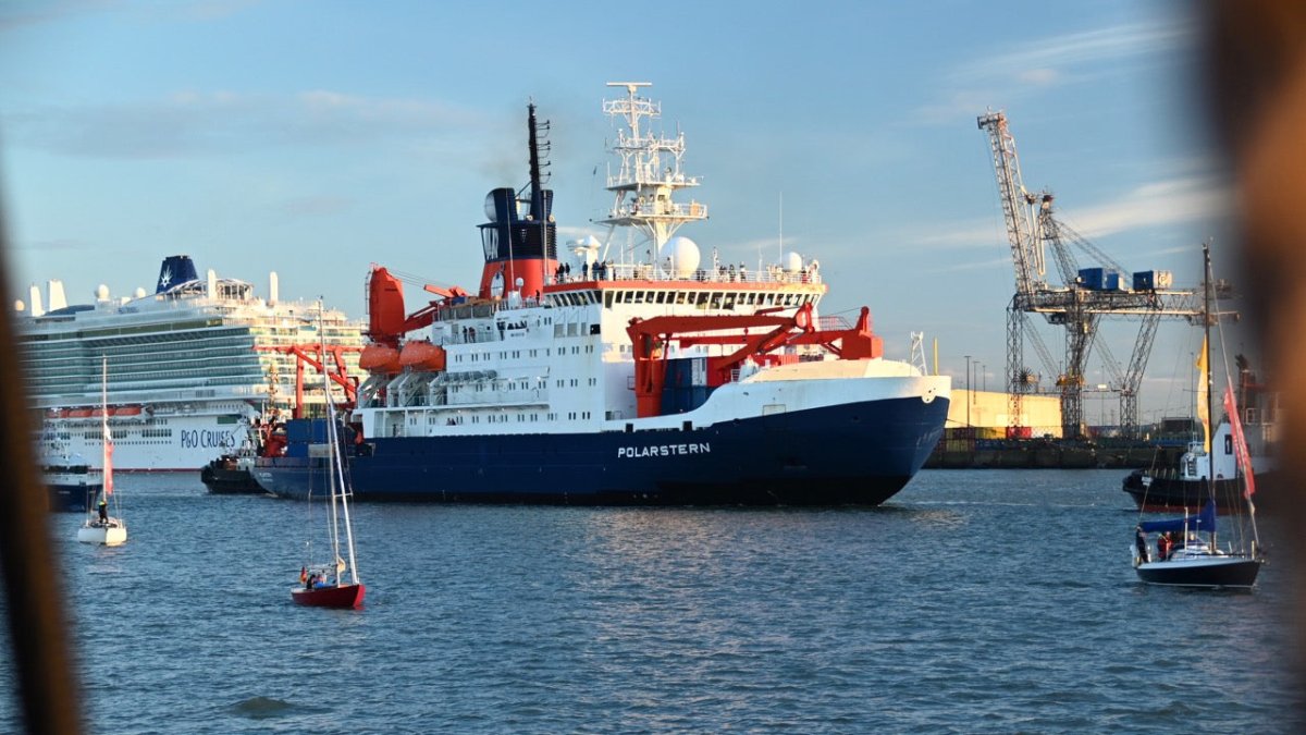 Polarstern ist zu neuer Expedition in die Arktis aufgebrochen - Ankerherz Verlag