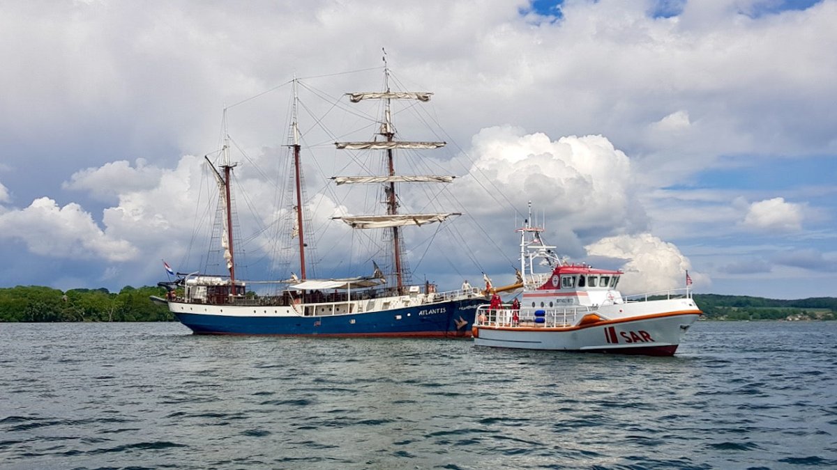 Rügen: Seenotretter befreien Großsegler Atlantis aus mieser Lage - Ankerherz Verlag