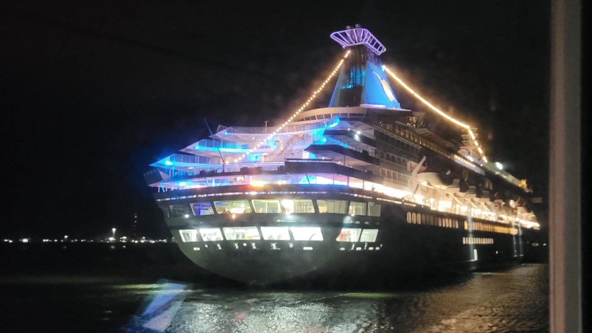 Seenotretter holen kranke Passagiere von Kreuzfahrtschiff - Ankerherz Verlag