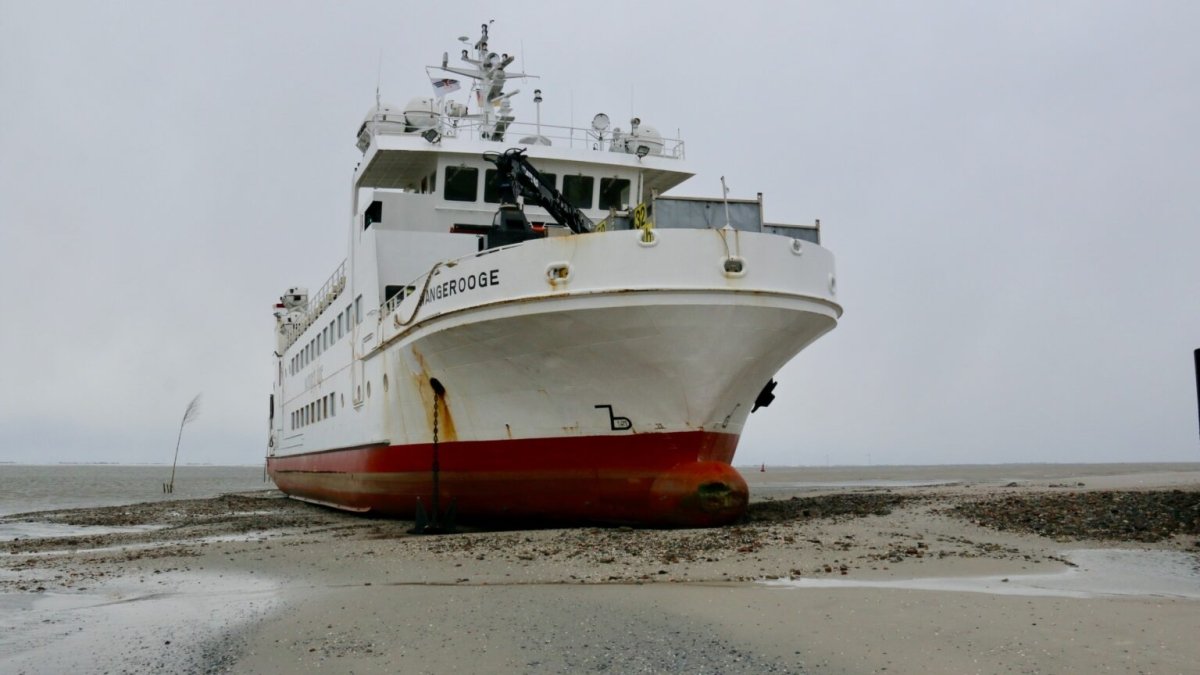 Wangerooge: Fähre läuft mit 95 Passagieren in Hafeneinfahrt auf - Ankerherz Verlag