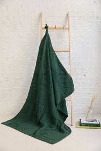 Aran Patchwork-Decke Merino Grün mit Rauten-, Waben- und Zopfmuster
