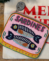 Perlenbesticktes Münztäschchen mit Sardinen 